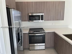 For Rent: $3,400 (3 beds, 2 baths, 1102 Square Feet)