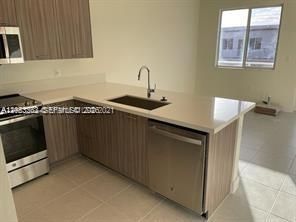 For Rent: $3,400 (3 beds, 2 baths, 1102 Square Feet)