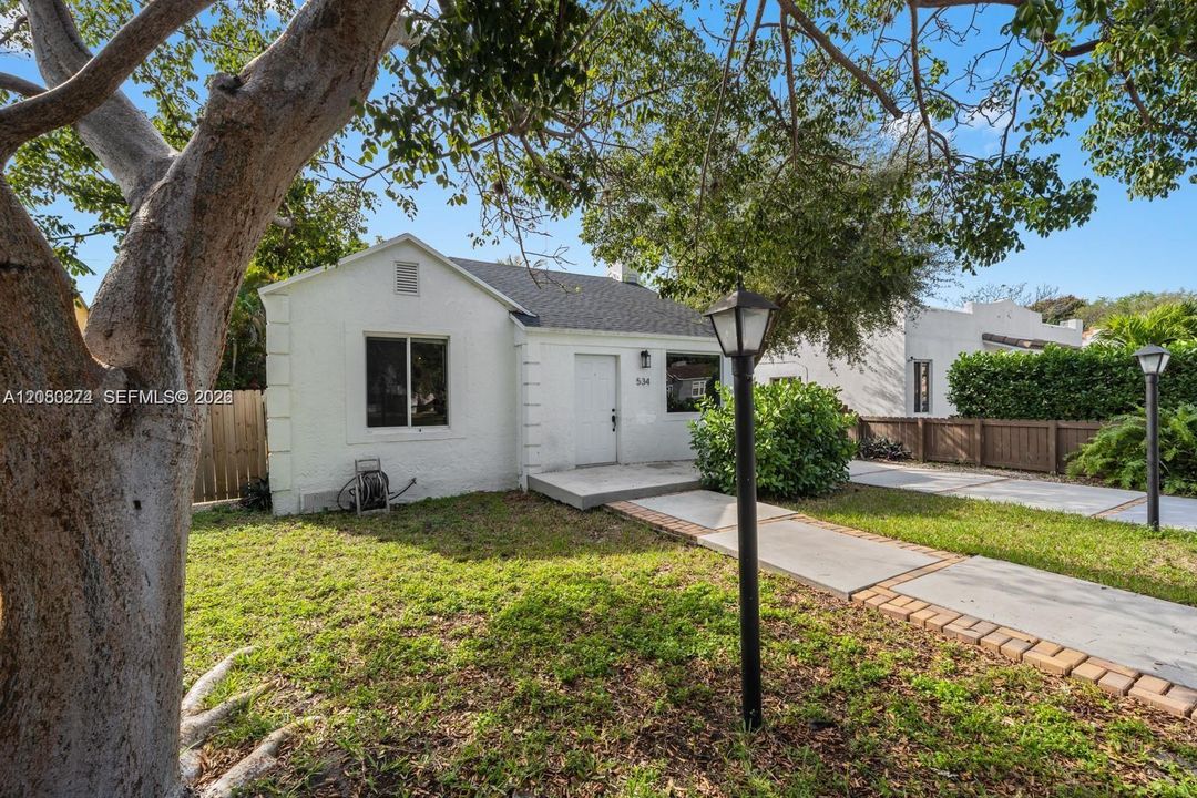 For Rent: $3,200 (2 beds, 1 baths, 1128 Square Feet)