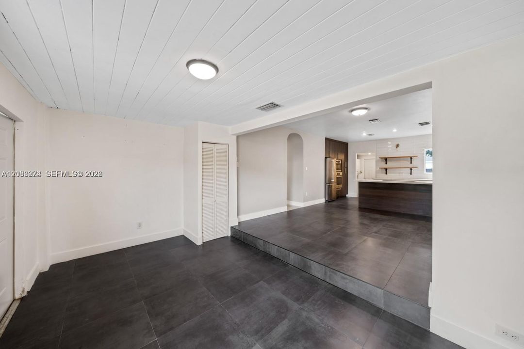 For Rent: $3,200 (2 beds, 1 baths, 1128 Square Feet)