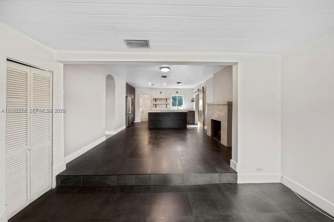 For Rent: $3,200 (2 beds, 1 baths, 1128 Square Feet)