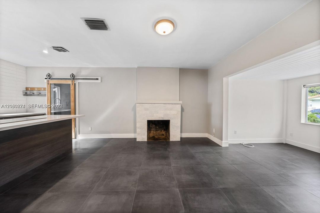 For Rent: $3,200 (2 beds, 1 baths, 1128 Square Feet)
