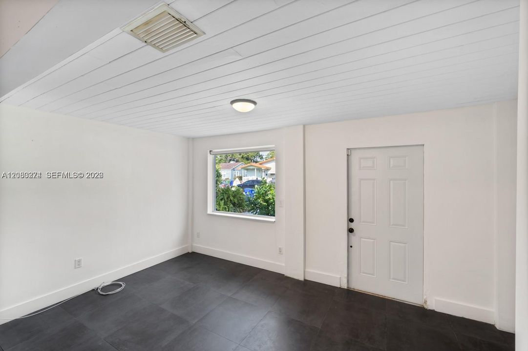 For Rent: $3,200 (2 beds, 1 baths, 1128 Square Feet)