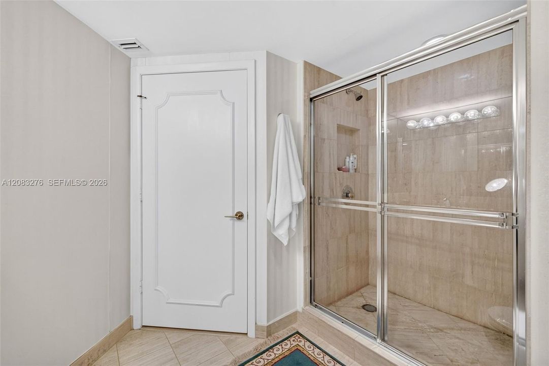 Activo con contrato: $1,525,000 (3 camas, 3 baños, 2390 Pies cuadrados)