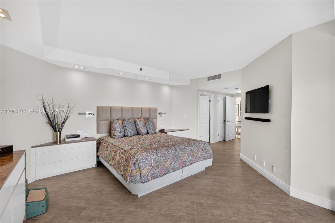 For Sale: $895,000 (2 beds, 2 baths, 1910 Square Feet)