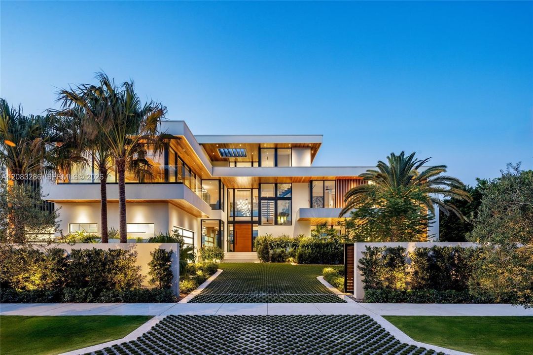 For Sale: $34,950,000 (7 beds, 11 baths, 10054 Square Feet)