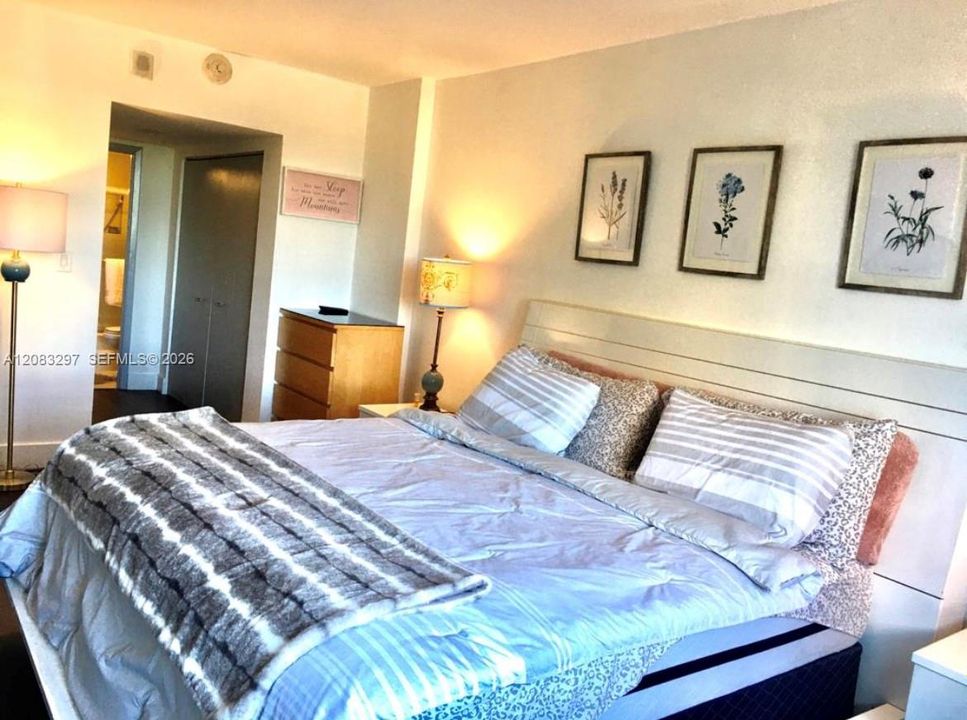 For Rent: $2,300 (2 beds, 2 baths, 1358 Square Feet)
