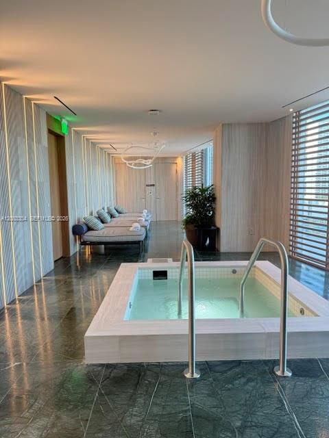 出租: $5,950 (1 贝兹, 2 浴室, 1216 平方英尺)