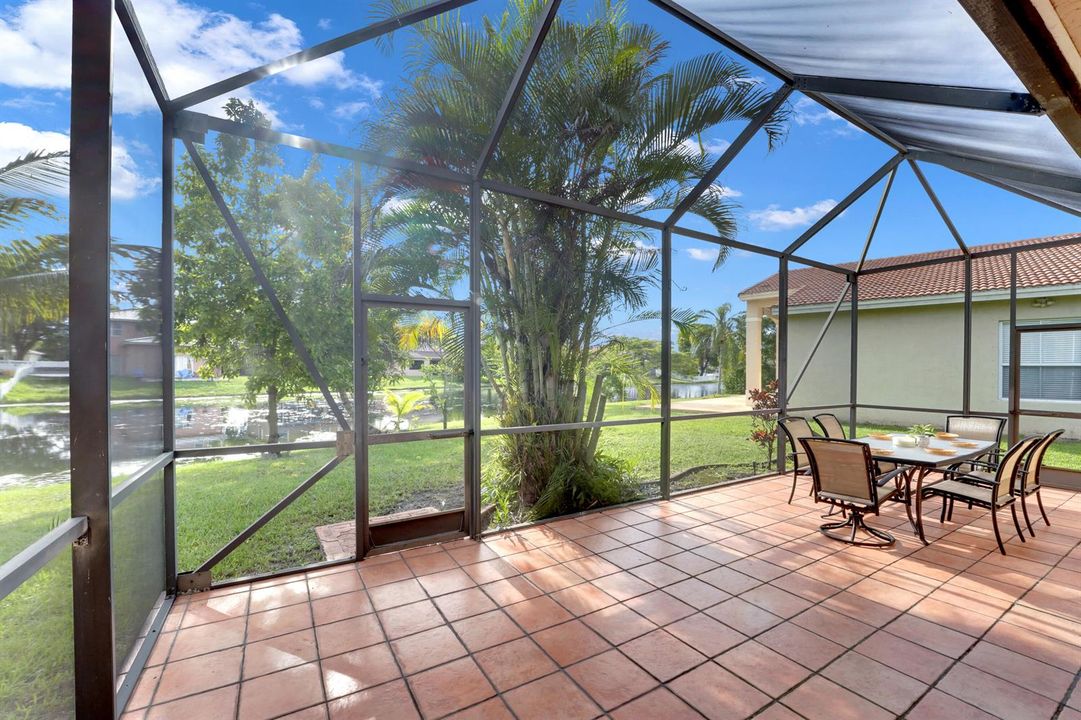 DSC07644 screened patio