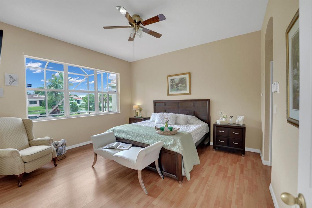 DSC08007 master bedroom with lake view