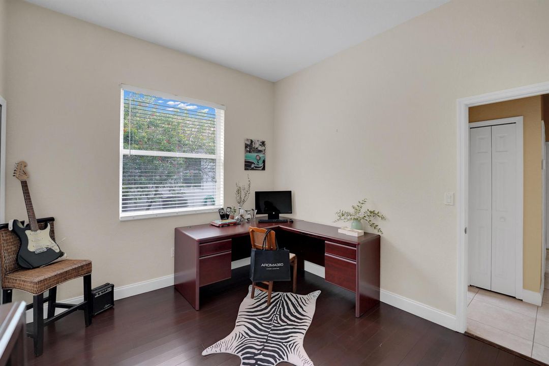 DSC07557 office or bedroom 4