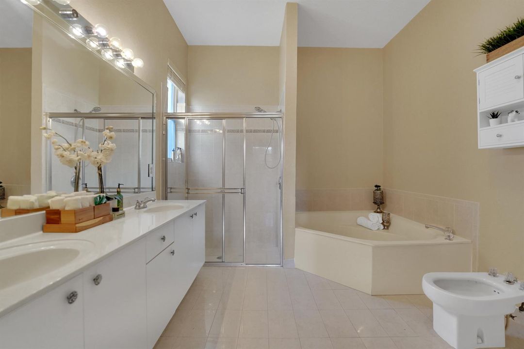 DSC07515 master bathroom