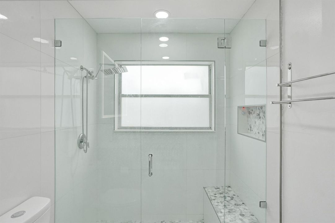 Frameless shower with ledge