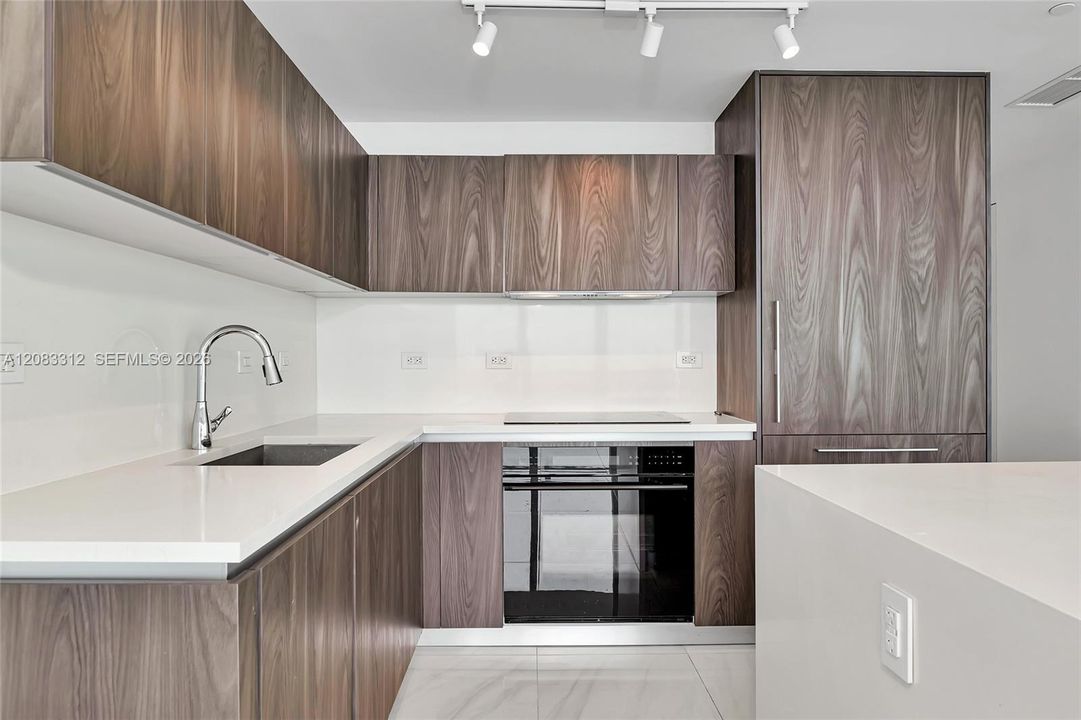 В аренду: $9,900 (3 спален, 3 ванн, 1634 Квадратных фут)