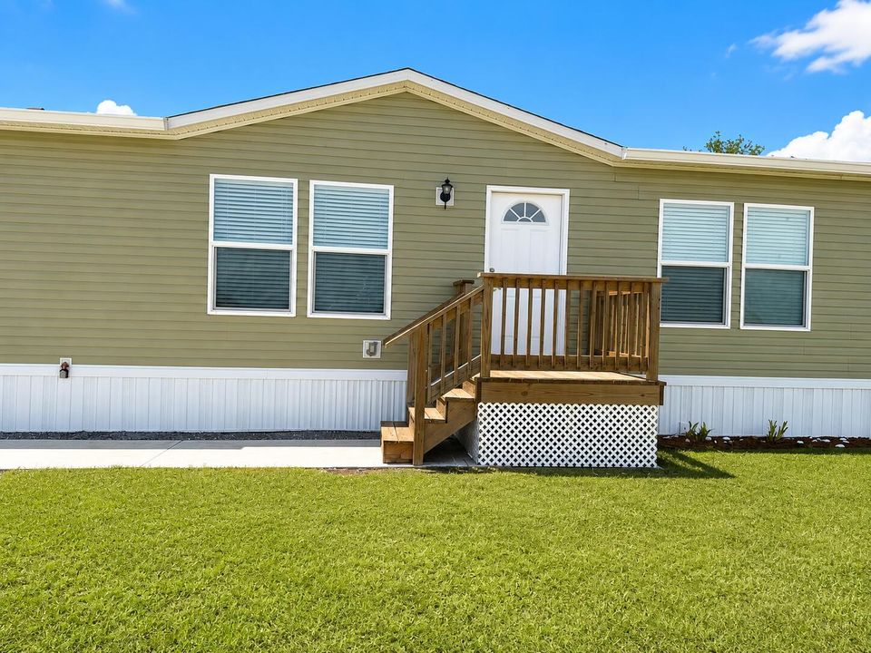 Sunny Manufactured Home Façade