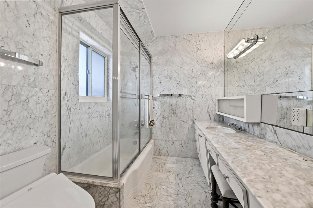 32 Bathroom 02