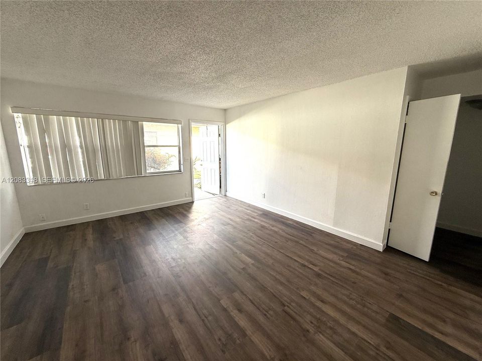 На продажу: $159,000 (2 спален, 1 ванн, 829 Квадратных фут)