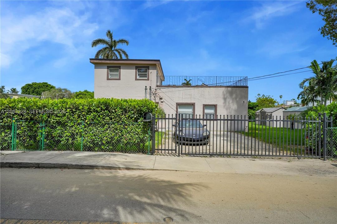 For Rent: $1,690 (0 beds, 1 baths, 450 Square Feet)