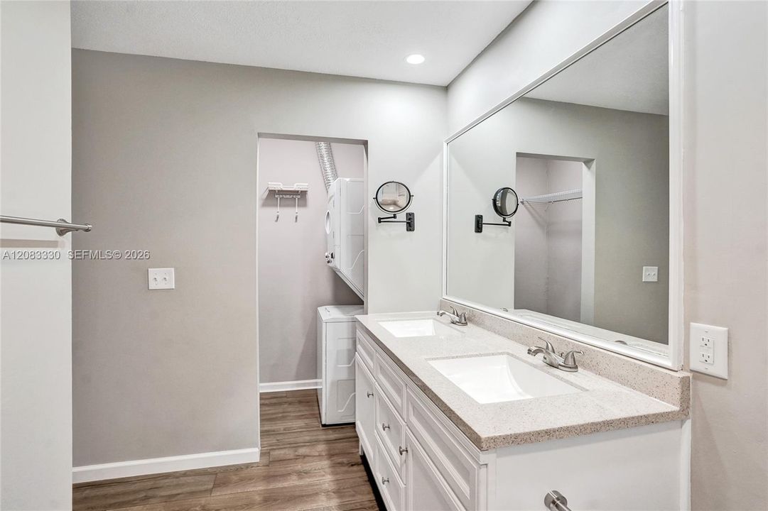 На продажу: $285,000 (2 спален, 2 ванн, 982 Квадратных фут)