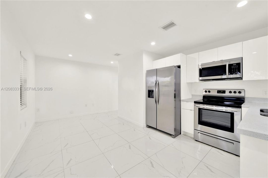 En Renta: $3,000 (3 camas, 3 baños, 2400 Pies cuadrados)