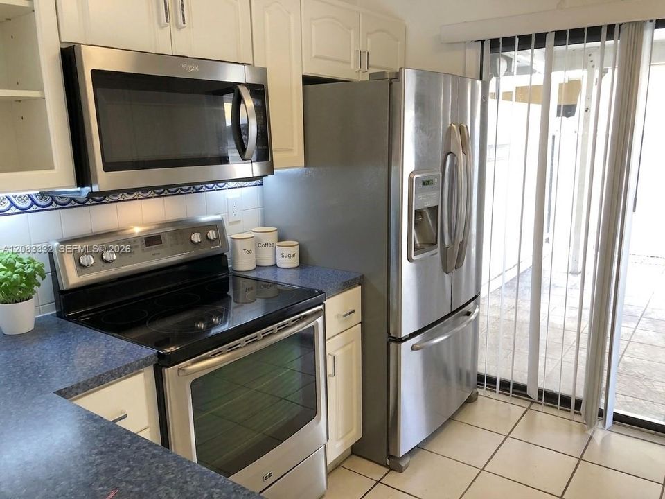 For Sale: $280,000 (2 beds, 2 baths, 765 Square Feet)