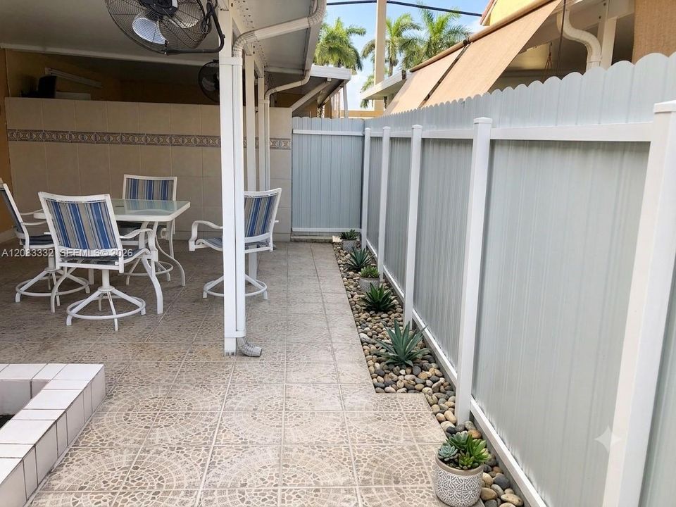 For Sale: $280,000 (2 beds, 2 baths, 765 Square Feet)