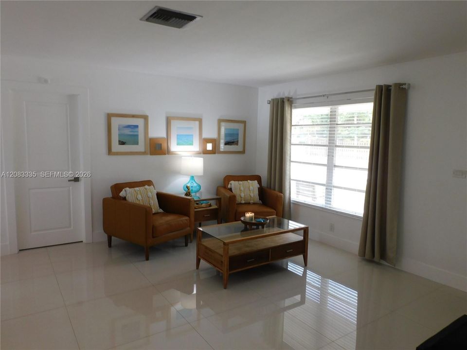 Cozy Living Room for Peaceful Gatherings.