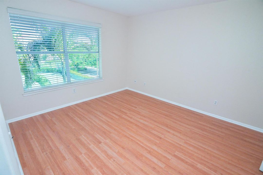 32-bedroom2