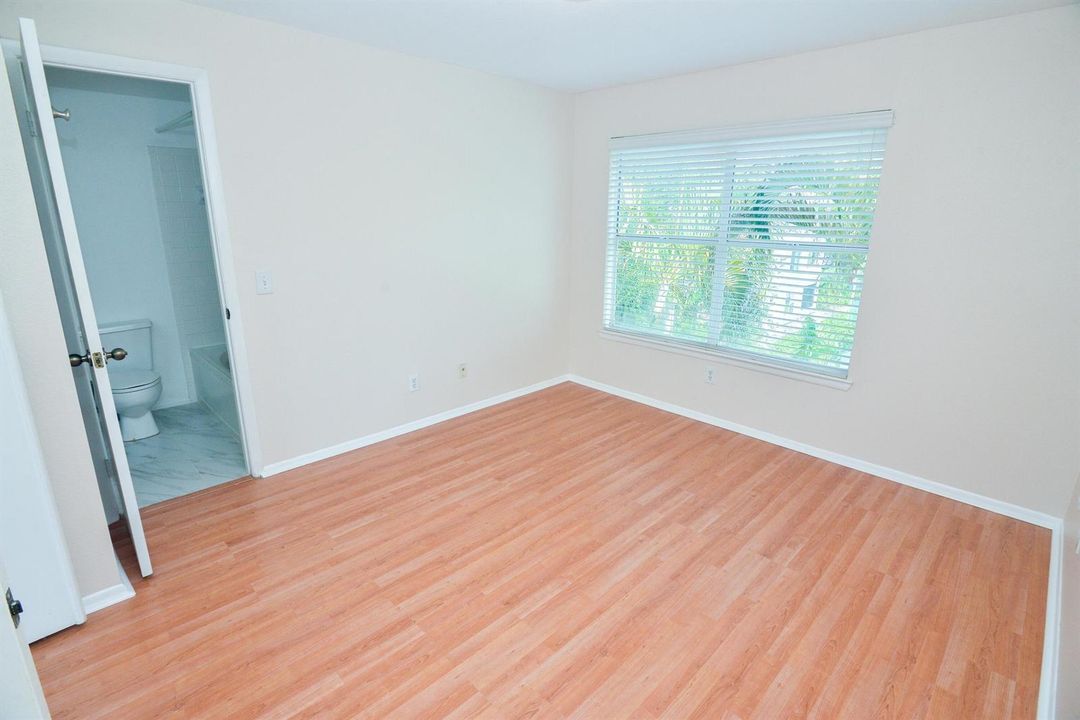 35-bedroom2