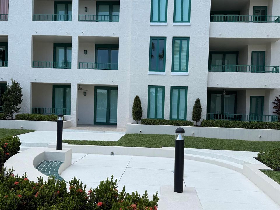 Mizner Court New 100-120 Upper Deck