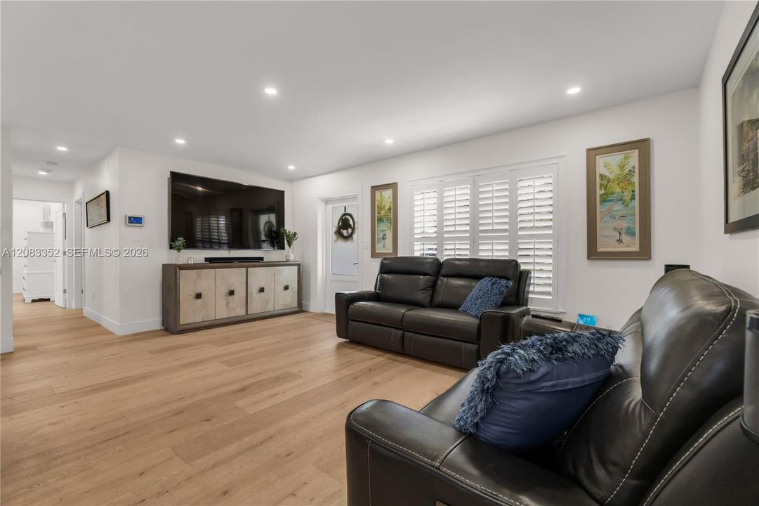 For Sale: $829,900 (3 beds, 2 baths, 1164 Square Feet)