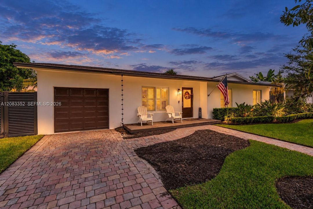 For Sale: $829,900 (3 beds, 2 baths, 1164 Square Feet)
