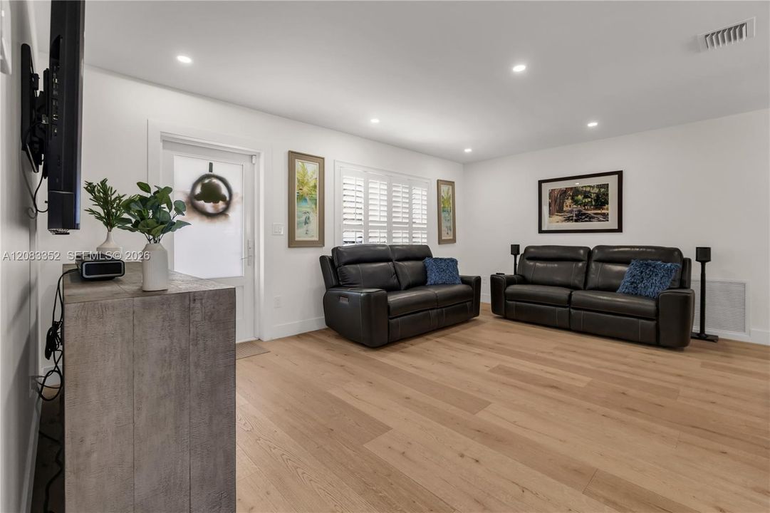 For Sale: $829,900 (3 beds, 2 baths, 1164 Square Feet)