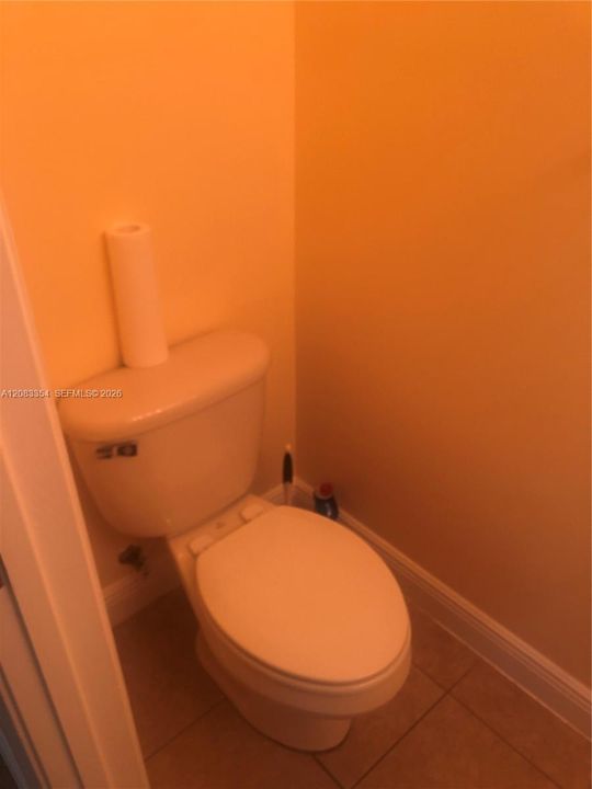 Half bathroom in 1st floor