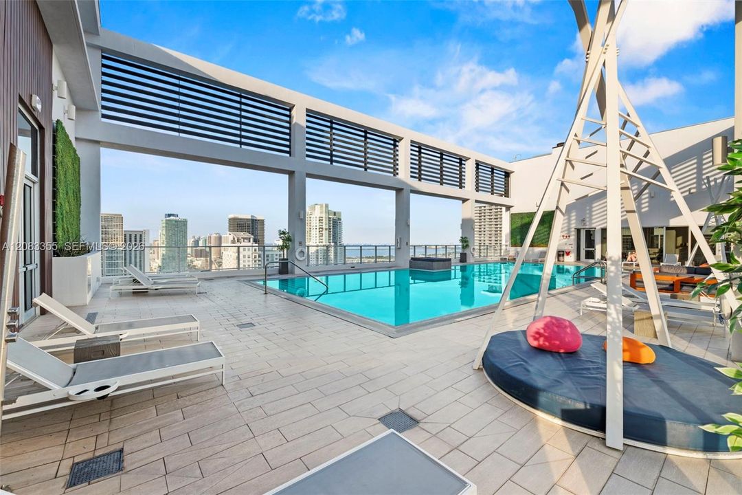 For Rent: $2,700 (1 beds, 1 baths, 564 Square Feet)