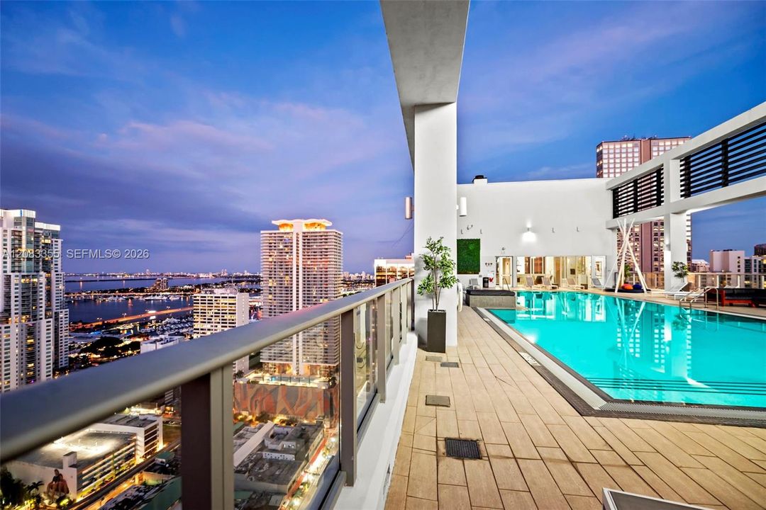 For Rent: $2,700 (1 beds, 1 baths, 564 Square Feet)