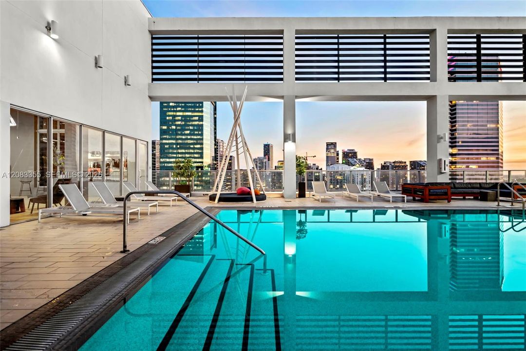For Rent: $2,700 (1 beds, 1 baths, 564 Square Feet)