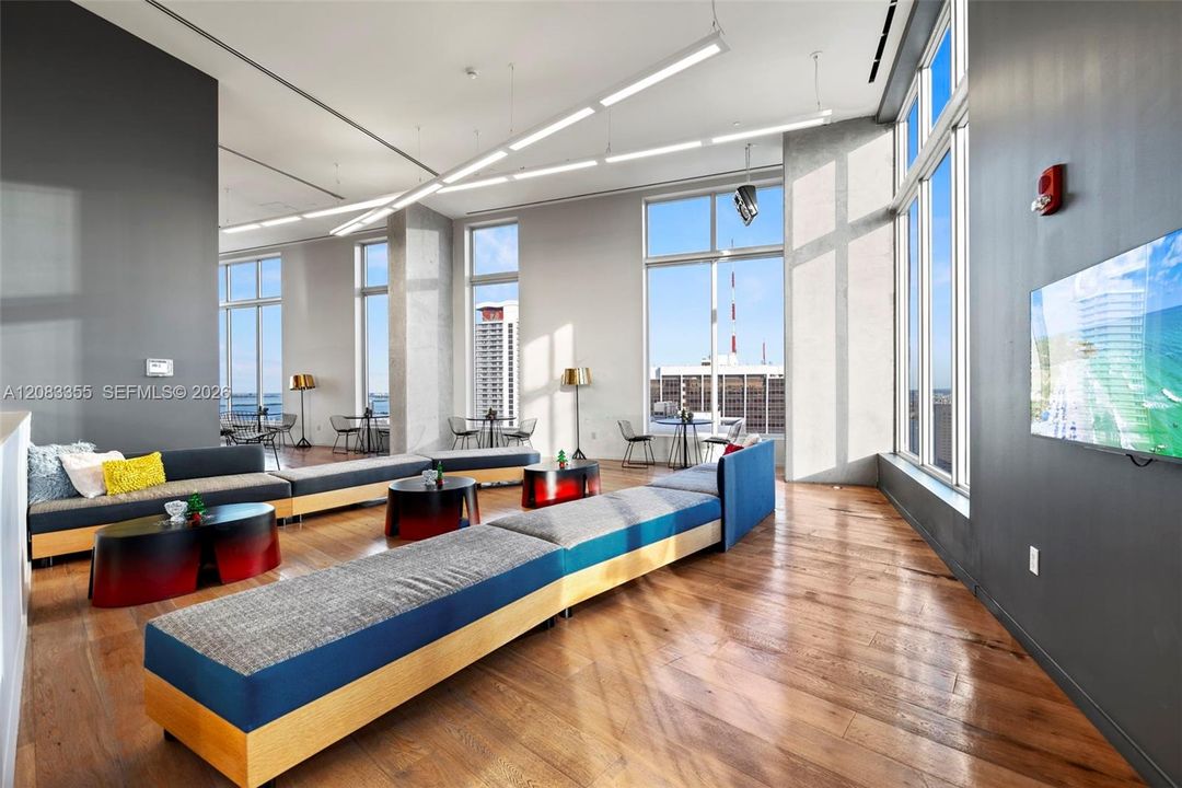 For Rent: $2,700 (1 beds, 1 baths, 564 Square Feet)