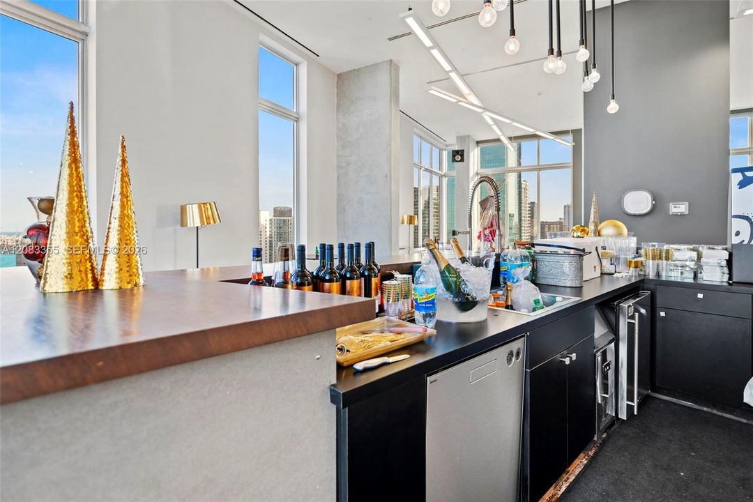 For Rent: $2,700 (1 beds, 1 baths, 564 Square Feet)