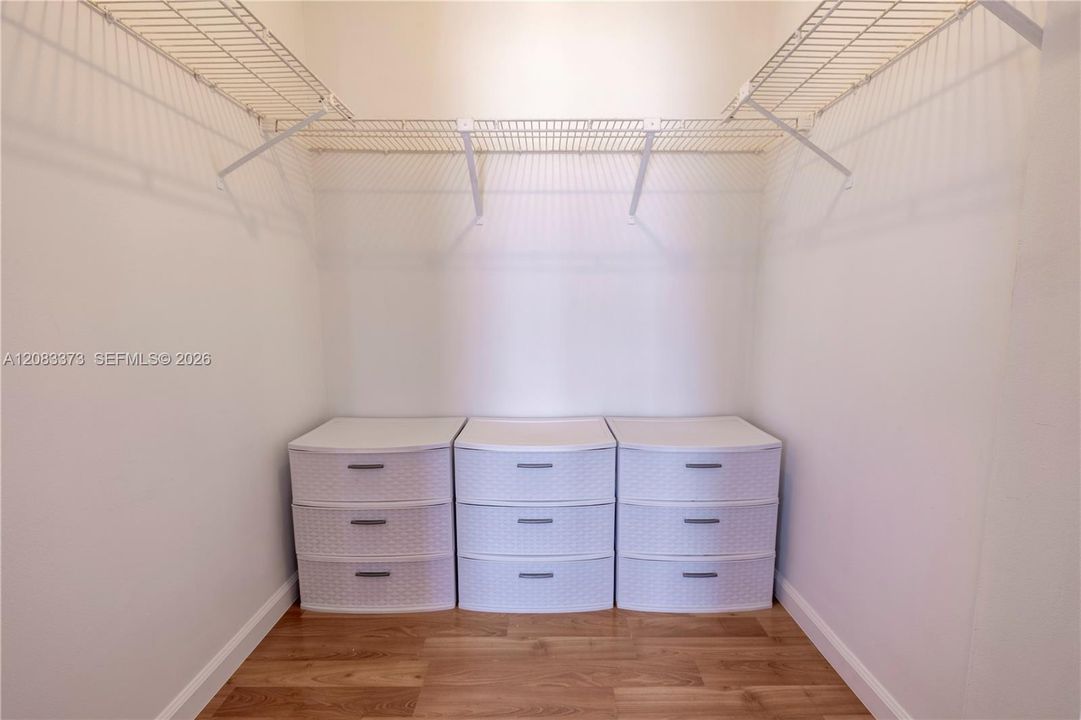 For Sale: $250,000 (1 beds, 1 baths, 767 Square Feet)