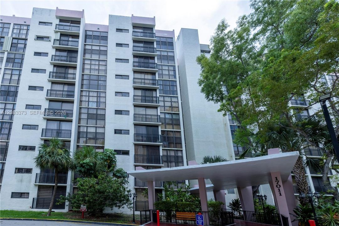 For Sale: $250,000 (1 beds, 1 baths, 767 Square Feet)