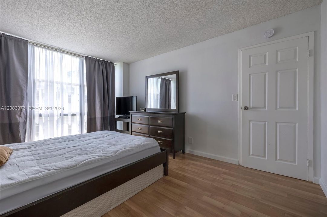 For Sale: $250,000 (1 beds, 1 baths, 767 Square Feet)