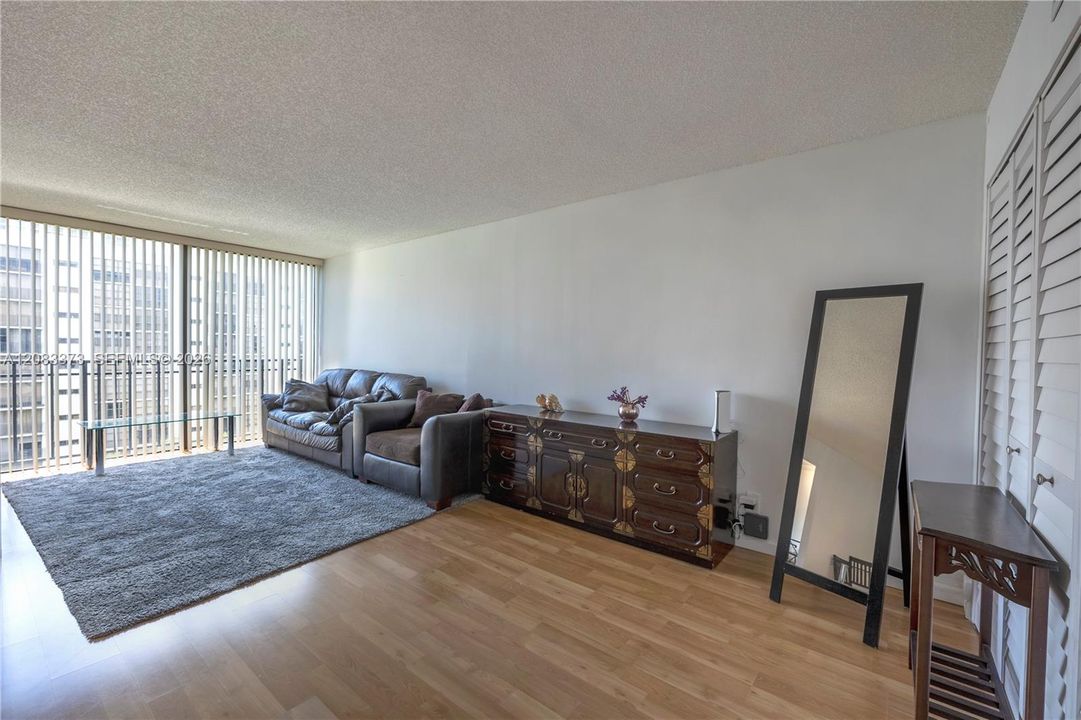 For Sale: $250,000 (1 beds, 1 baths, 767 Square Feet)
