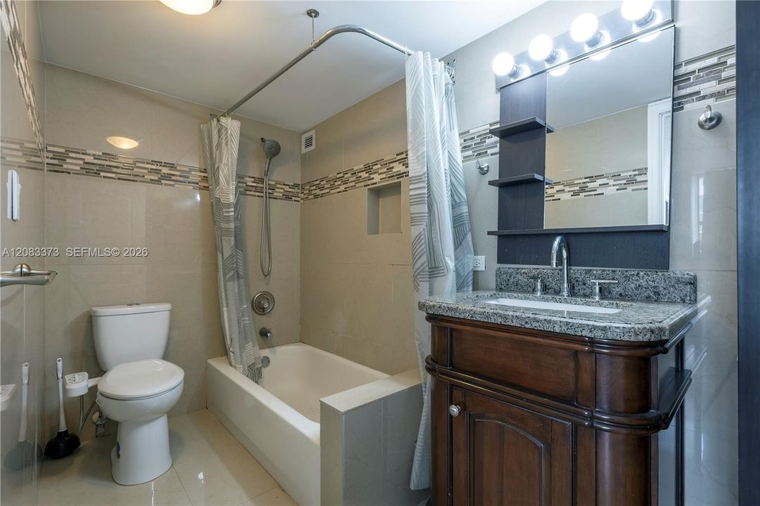 For Sale: $250,000 (1 beds, 1 baths, 767 Square Feet)