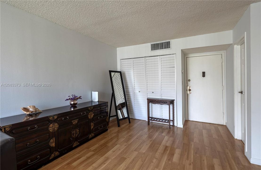 For Sale: $250,000 (1 beds, 1 baths, 767 Square Feet)