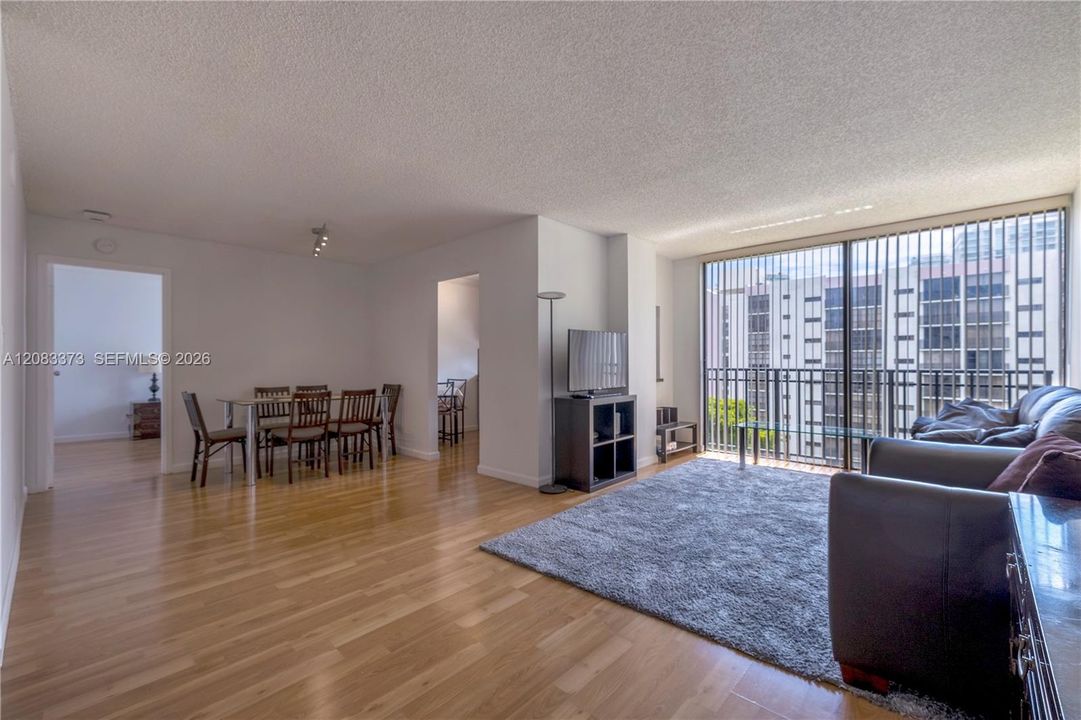 For Sale: $250,000 (1 beds, 1 baths, 767 Square Feet)