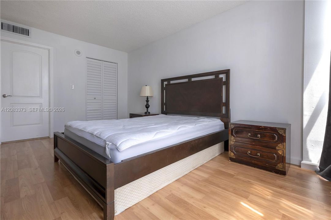 For Sale: $250,000 (1 beds, 1 baths, 767 Square Feet)