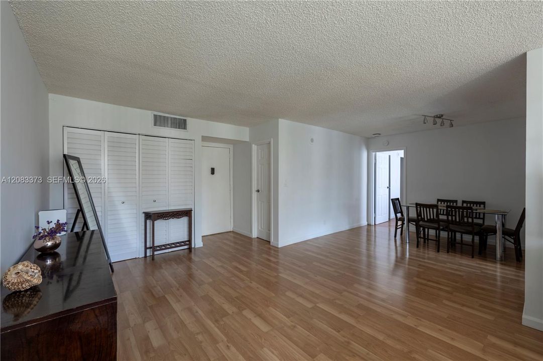 For Sale: $250,000 (1 beds, 1 baths, 767 Square Feet)