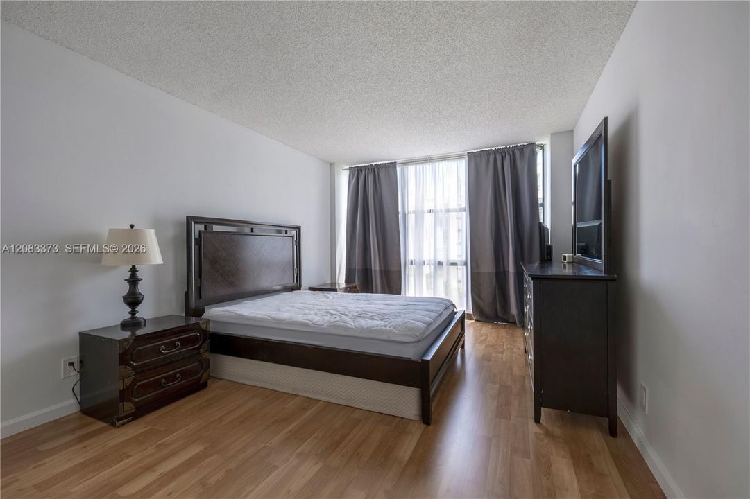 For Sale: $250,000 (1 beds, 1 baths, 767 Square Feet)