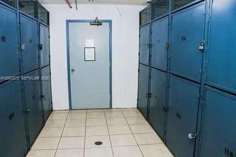 For Sale: $250,000 (1 beds, 1 baths, 767 Square Feet)